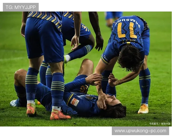 努涅斯红牌争议：判罚尺度与情绪管理的双重解析