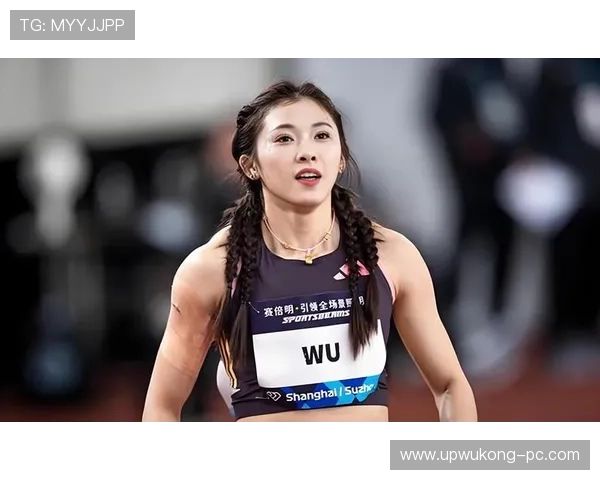 吴艳妮训练间偷戴金链子，这画风也太“不符”体育特训了吧？